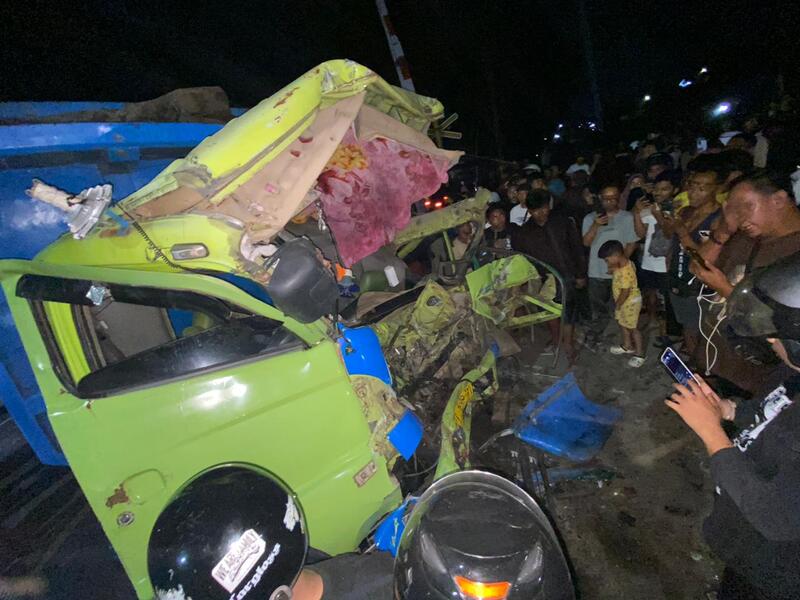 Detik-Detik KA Dhoho Tabrak Truk di Blitar, Saksi Mata Ungkap Kronologinya! 1 KA Dhoho.