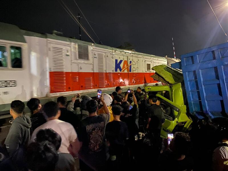 Pasca Kecelakaan KA Dhoho vs Truk di Blitar, Polisi Selidiki Unsur Dugaan Kelalaian 1 KA Dhoho vs truk di Blitar.