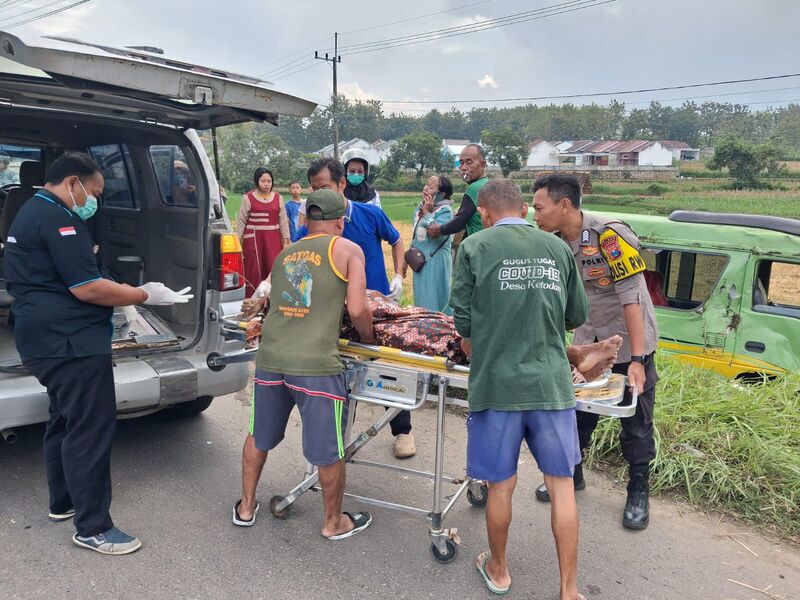 Rombongan Takziah Kecelakaan di Kenduruan Tuban, 1 Korban Tewas 2 Rombongan takziah di Tuban.