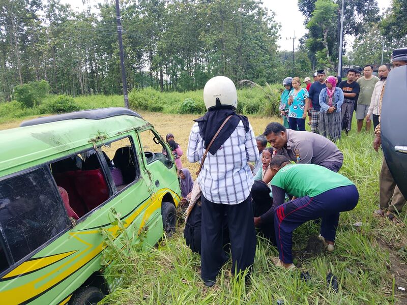 Rombongan Takziah Kecelakaan di Kenduruan Tuban, 1 Korban Tewas 1 Rombongan takziah.