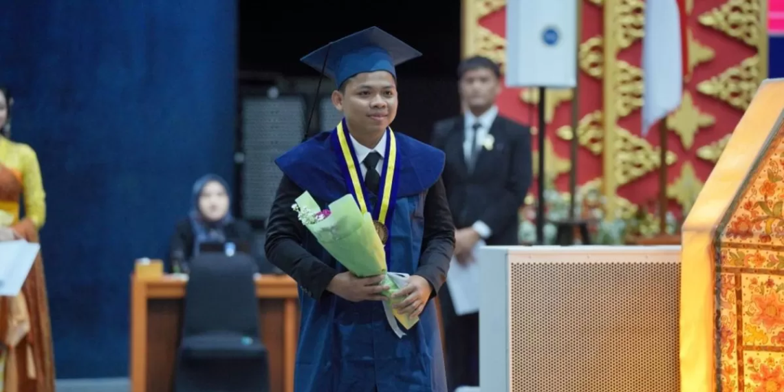 Tips Zulfi Lulus Cumlaude ITB 3,5 Tahun! Awardee Pondok Inspirasi 1 Zulfi Akbar Harahap, anak kuli bangunan yang menjadi lulusan tercepat dan meraih cumlaude ITB. (Dok. ITB)