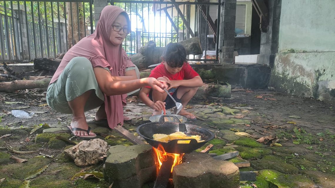 Pedagang di Tuban Mulai Kembali Pakai Kayu Bakar Setelah Susah Dapatkan Gas LPG 3 Kg 1 Kayu Bakar