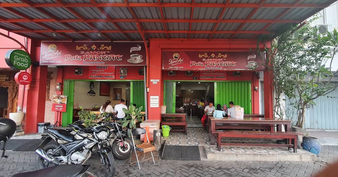 Rawon Pak Pangat: Legenda Kuliner Surabaya yang Endul dan Autentik 1 Rawon Pak Pangat
