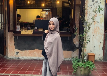 Fashion wanita terbaru.
