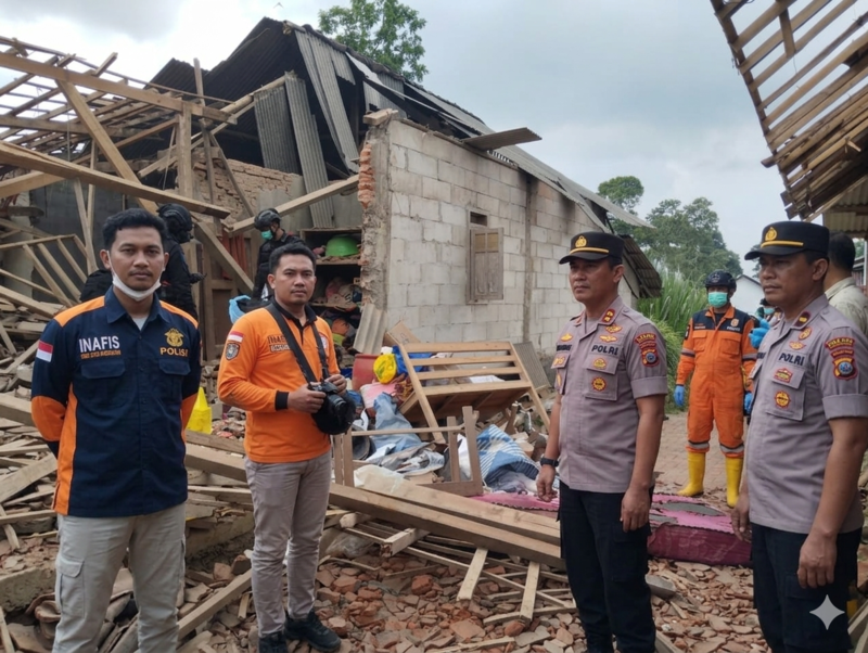 Sekeluarga Jadi Korban Dugaan Ledakan Petasan di Singosari Malang, 6 Luka-Luka dan 1 Rumah Rusak Parah 1 Ledakan petasan di Singosari.