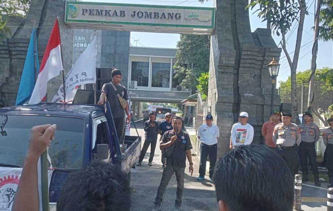 demo buruh di Jombang