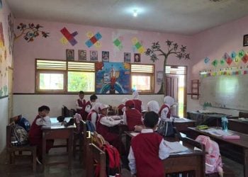 Siswa SDN 1 Kalisongo Malang Tetap Belajar meski Atap Gedung Ambrol, DPKPCK Segera Perbaiki Bangunan 1 SDN 1 Kalisongo.