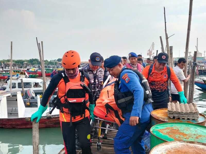2 ABK di Gresik Tewas usai Perahu Nelayan Muat Besi Tua 3 Ton Tenggelam, Tim SAR Intensif Cari 1 Korban Hilang 1 ABK di Gresik.