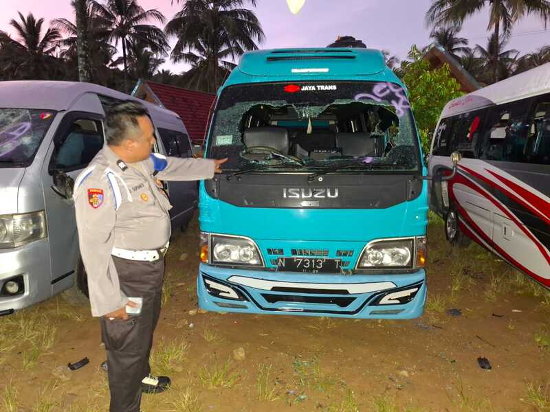 Wisatawan Pantai Wediawu Malang.