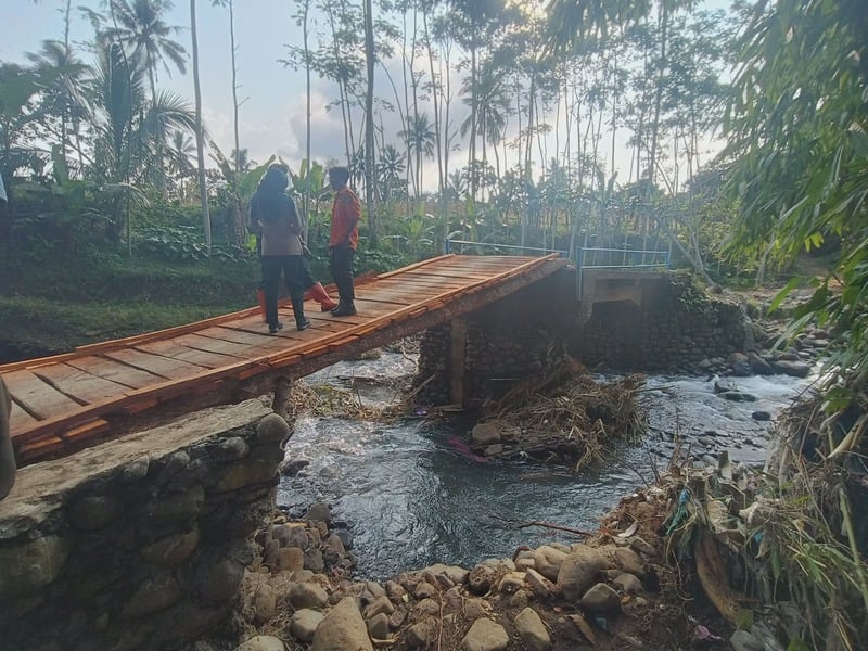 Jembatan 20 Meter Satu-satunya Akses di Tanggul Jember Ambruk Diterjang Banjir, Warga Bangun Jalur Darurat 2 Jembatan Tanggul Jember.