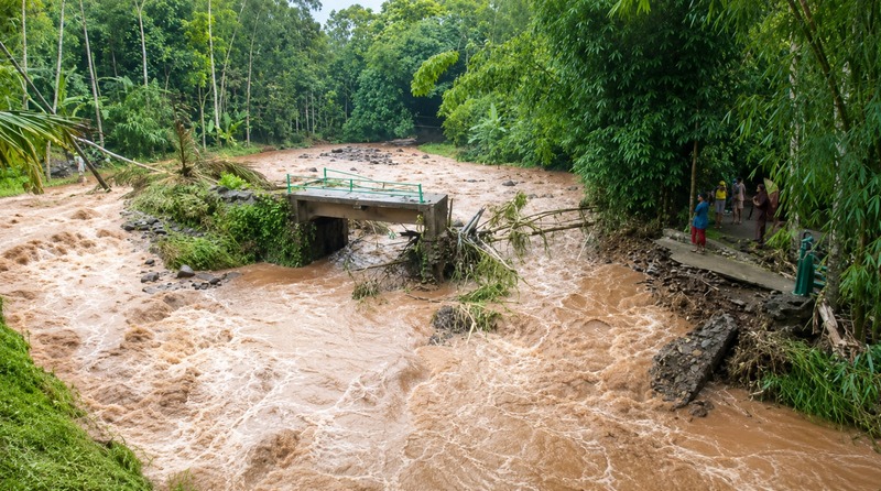 Jembatan 20 Meter Satu-satunya Akses di Tanggul Jember Ambruk Diterjang Banjir, Warga Bangun Jalur Darurat 1 Jembatan.