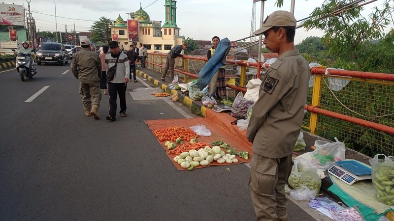 Puluhan PKL Nekat Jualan di Zona Terlarang Gladak Kembar Jember, Apa Solusi Pemkab? 2 Pedagang Gladak Kembar.