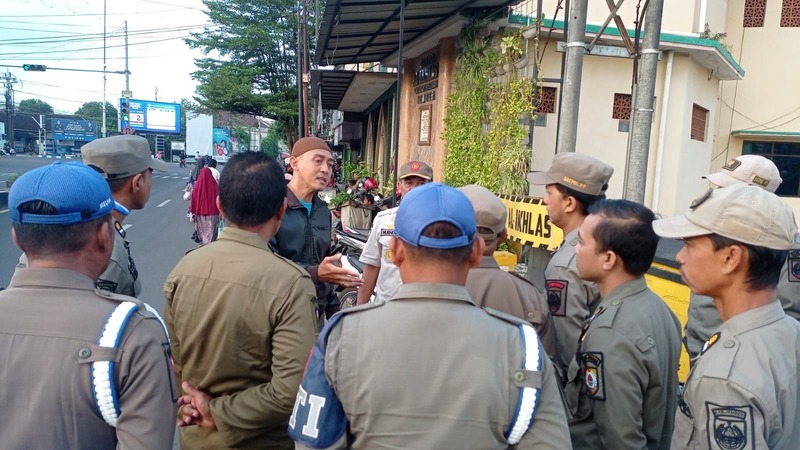 Puluhan PKL Nekat Jualan di Zona Terlarang Gladak Kembar Jember, Apa Solusi Pemkab? 3 Pedagang Gladak Kembar Jember.