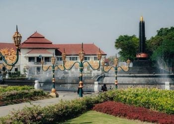 Alun-Alun Tugu Malang.