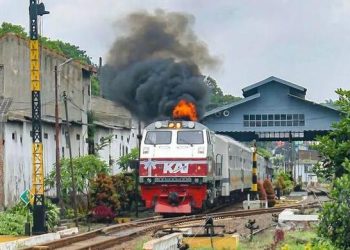 Kereta Surabaya Malang pagi.