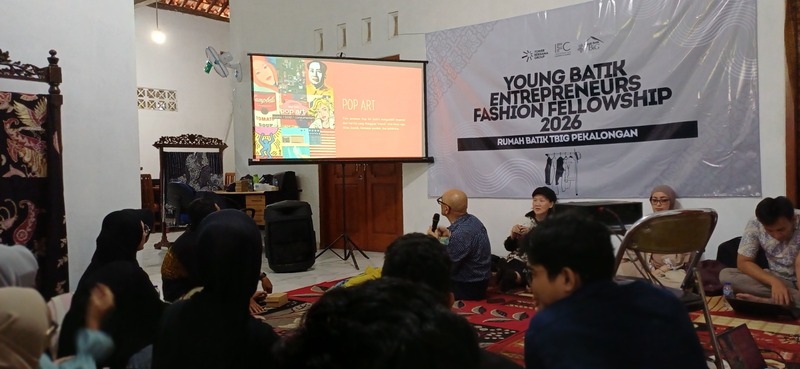 Dobrak Pasar Industri Kreatif, Rumah Batik TBIG Gaet Desainer Profesional Perkuat Kompetensi Pembatik Muda 2 Pembatik muda Rumah Batik TBIG.