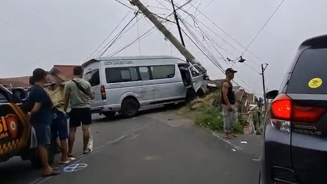 Hiace muat turis  Singapura 