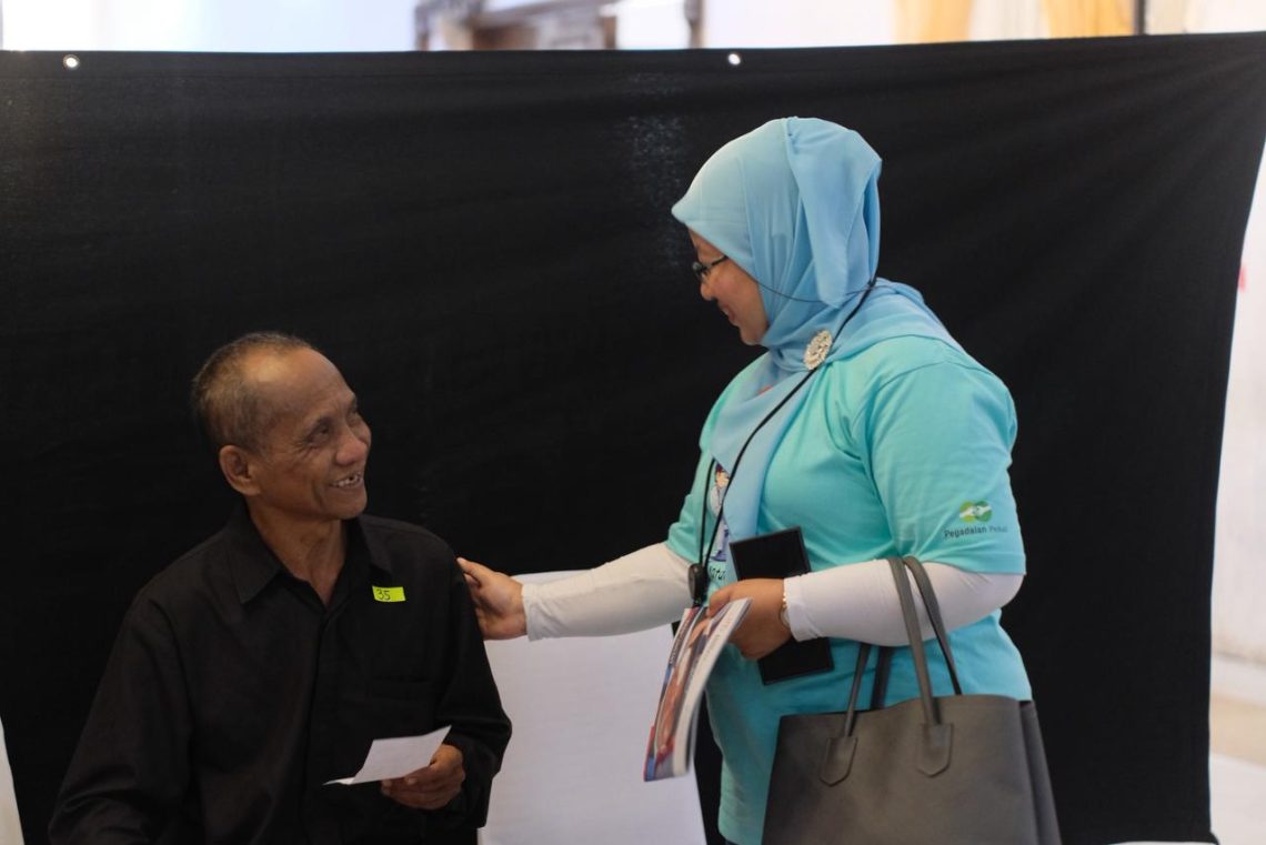 Pegadaian Gelar Operasi Katarak Gratis di Sidoarjo, 125 Warga Jalani Tindakan Medis 1 Operasi katarak gratis
