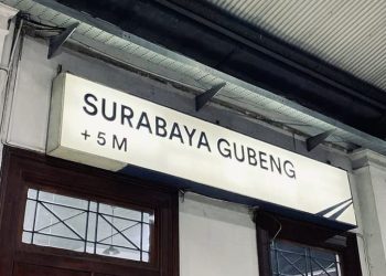 Stasiun Gubeng jadwal padat.