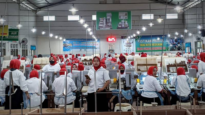 15.972 Buruh Pabrik Rokok Bojonegoro Dapat BLT DBHCHT, Anggaran Capai Rp16 Miliar 1 15.972 buruh pabrik rokok Bojonegoro