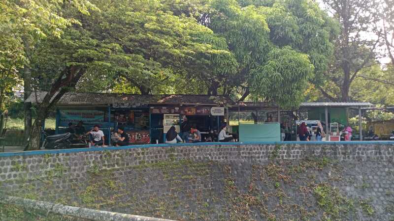 Kuliner enak Rujak Cingur Brantas.