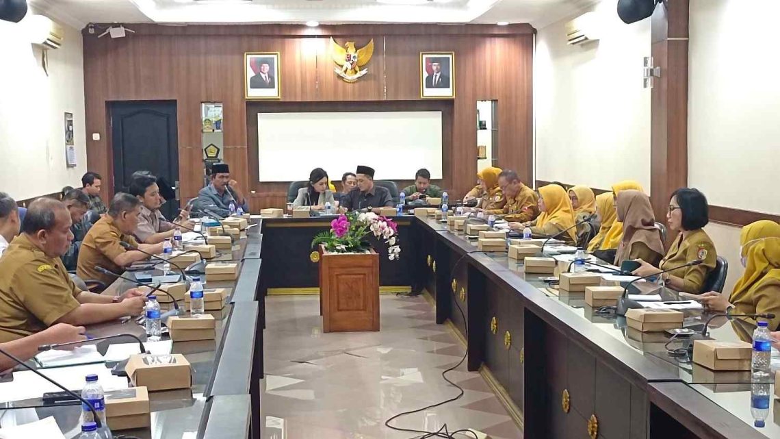 Tanggapi Anggota Dewan Viral Main Game dan Merokok, Gus Fawait Bongkar Kebiasaan Buruk OPD dan DPRD Jember Saat Rapat 1 Main game dan merokok