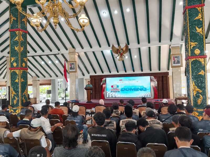Domino Demokrasi di Malang.