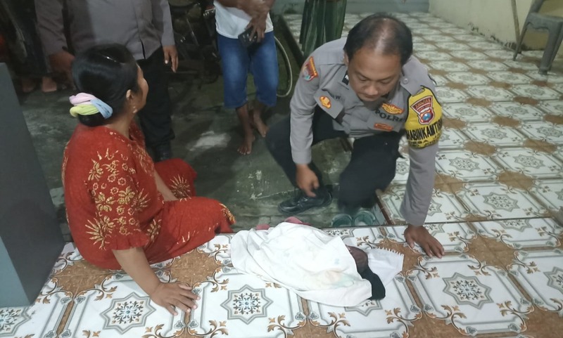 Siswi SMP Jombang Diduga Buang Bayi di Teras Rumah Warga, Lahiran Dibantu Pasangan Sesama Pelajar 1 Jombang.