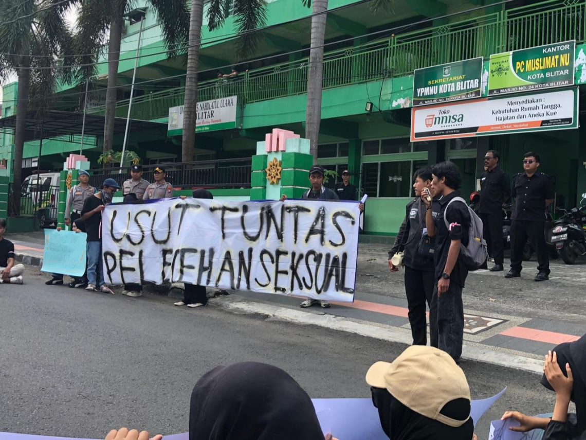 Demo Dugaan Pelecehan di UNU Blitar Memanas, Mahasiswa Bakar Ban dan Ancam Boikot Kuliah 1 UNU Blitar