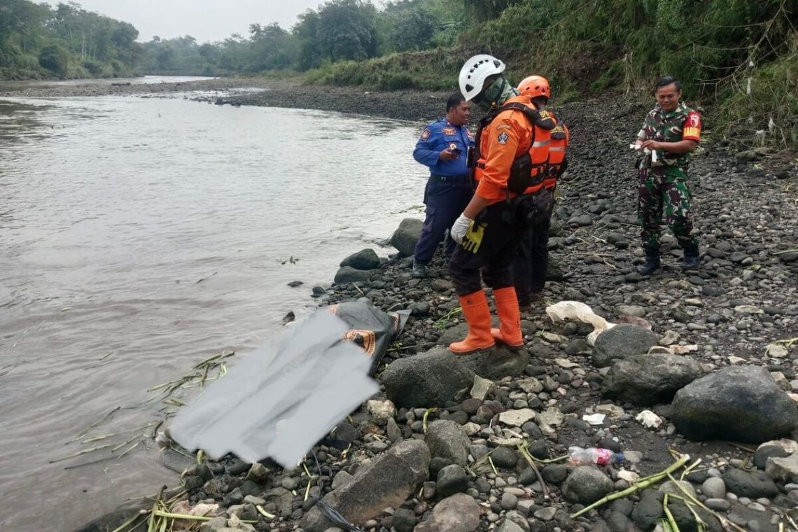 Terseret Arus Brantas Blitar Sejauh 20 KM, Jasad Pencari Ikan Ditemukan di Bawah Jembatan KA Nguri 1 Brantas