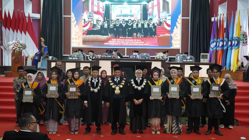 450 Wisudawan Unikama Dikukuhkan, Rektor Sudi Dul: Jadilah Guru hingga Entrepreneur yang Menginspirasi 3 Wisudawan di Unikama.