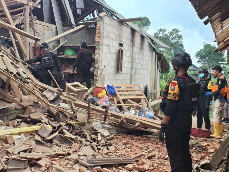 Sekeluarga Jadi Korban Dugaan Ledakan Petasan di Singosari Malang, 6 Luka-Luka dan 1 Rumah Rusak Parah 2 Ledakan petasan Singosari.