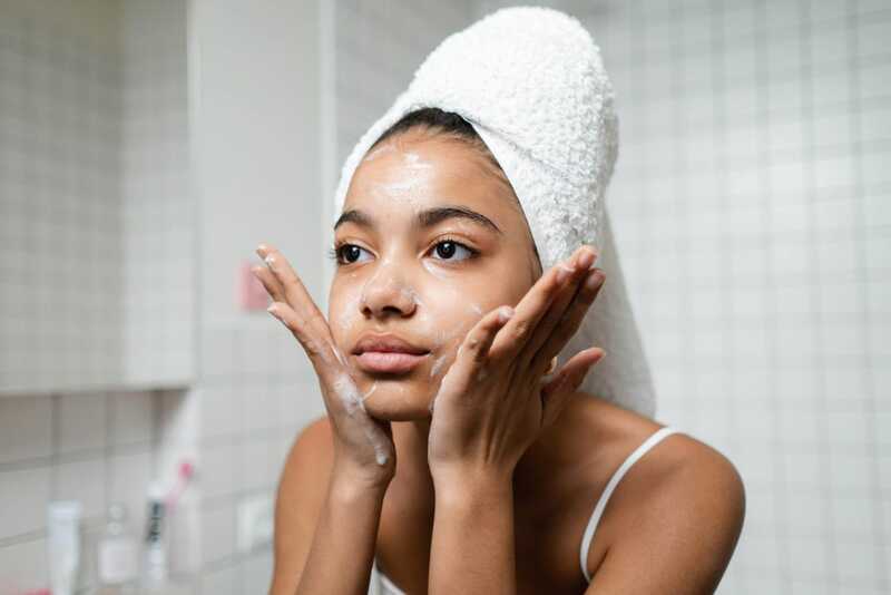 7 Skincare Glowing Murah yang Lagi Ramai Dibahas Netizen, Paling Gong! 1 Skincare glowing murah.