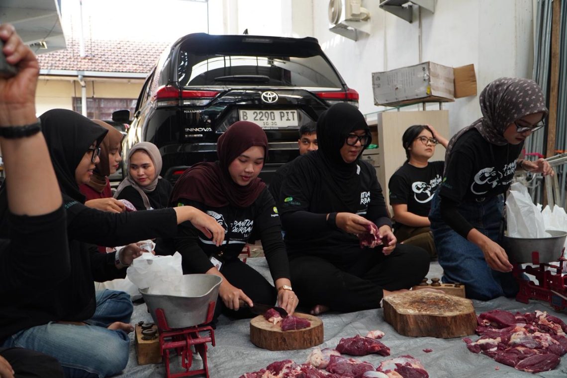 Pegadaian Kanwil XII Surabaya Salurkan 11 Sapi dan 78 Kambing Kurban untuk Warga 1 Pegadaian Kanwil XII Surabaya