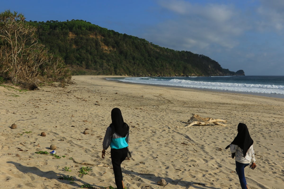 Wisata Pantai Modangan Malang.