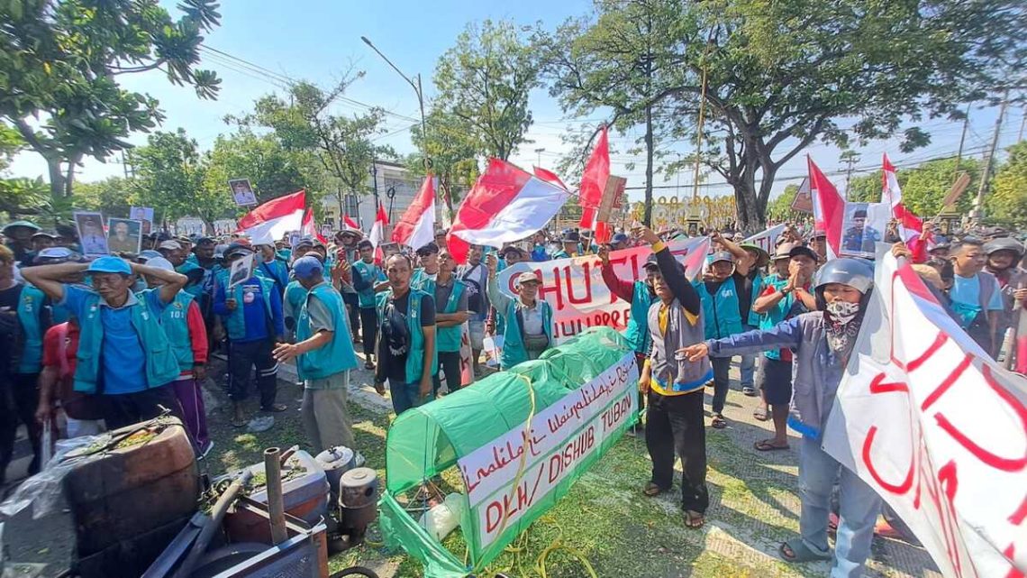 Shuttle Wisata Tuban Diprotes, Ratusan Tukang Becak dan PKL Geruduk DPRD 1 Shuttle Wisata Tuban