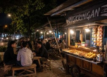 Angkringan di Kota Malang.