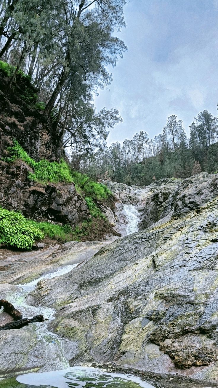 Di Balik Kawah Ijen, Air Terjun Kalipait Bondowoso yang Memesona Bikin Wisatawan Penasaran 2 Air Terjun Kalipait Bondowoso.