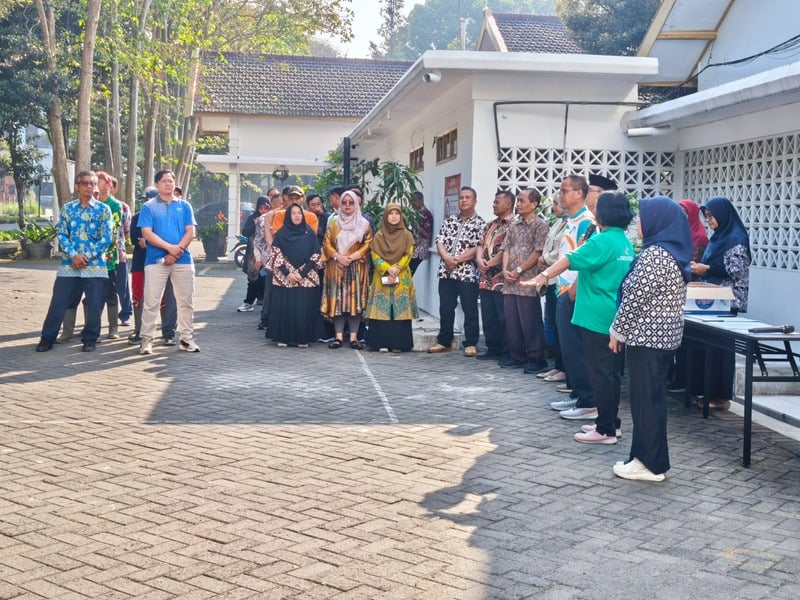 Universitas Negeri Malang pilah sampah.