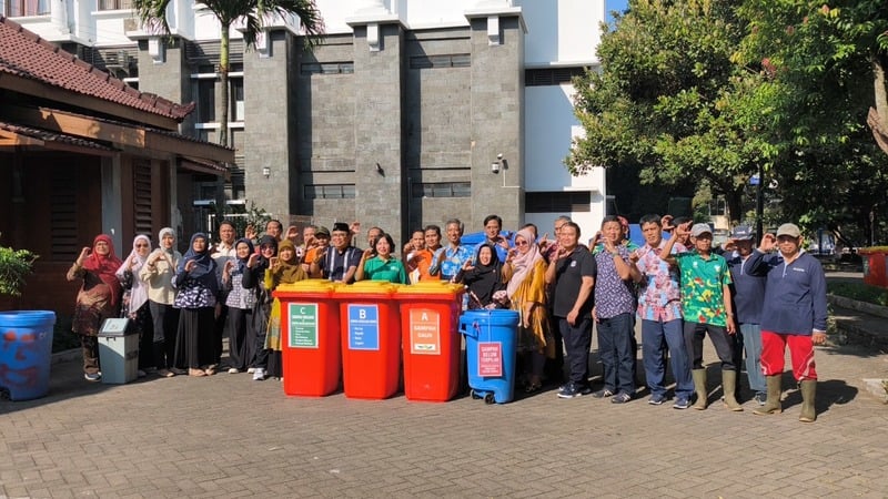 Universitas Negeri Malang pilah sampah kampus.