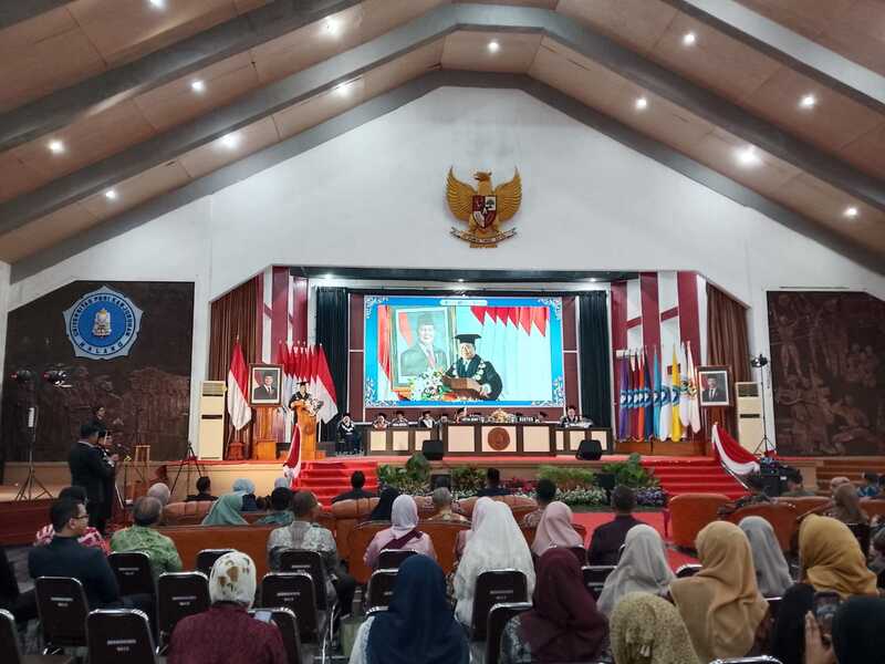 Orasi Ilmiah, Pengukuhan Rektor Unikama Jadi Guru Besar Soroti Tantangan Guru Integrasikan Teknologi AI di Ruang Kelas 2 Pengukuhan Rektor Unikama.
