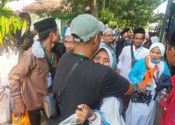 Jemaah Haji Kloter 27 Tuban Pulang Lengkap, Pembimbing Sebut Layanan Haji 2026 Jauh Lebih Tertata 8 Haji