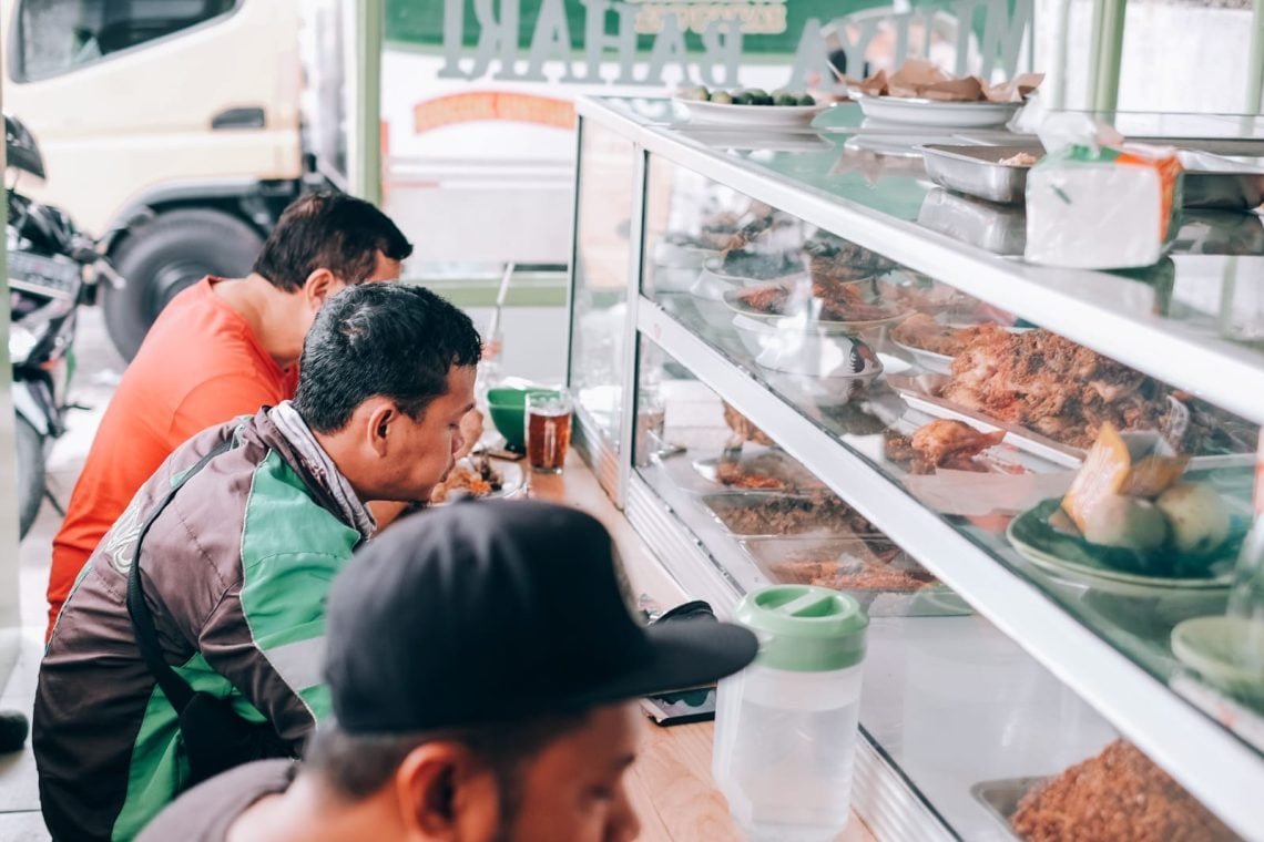 Sering Begadang Kelaparan? Warung Makan 24 Jam Surabaya Ini Enak Murah, Favorit Anak Kos! 1 Warung makan 24 jam Surabaya