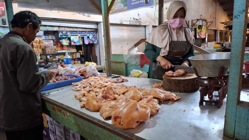 Minat Pembeli Lesu, Harga Ayam Potong di Pasar Kepanjen Malang Turun 1 Harga ayam potong.