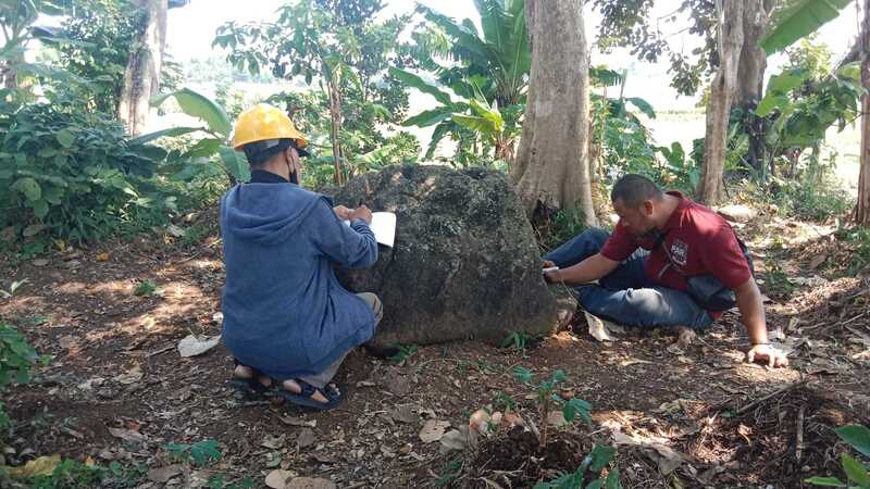 Temuan Batu Batolit Diduga Watu Dakon di Singosari Malang, Potensi Ungkap Sejarah Geologi dan Budaya 3 Batu batolit.