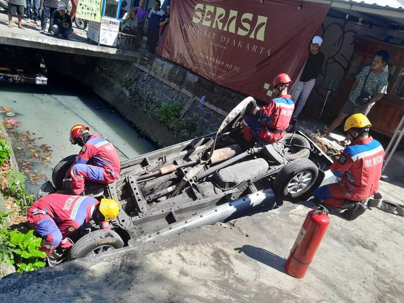 2 Mobil di Surabaya Tercebur dan Terjun dalam Sehari, Pemicu Pengemudi Sama-Sama Diduga Hilang Kendali 1 Mobil di Surabaya.