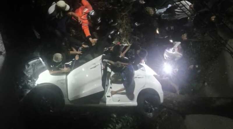2 Mobil di Surabaya Tercebur dan Terjun dalam Sehari, Pemicu Pengemudi Sama-Sama Diduga Hilang Kendali 2 Kecelakaan mobil di Surabaya.