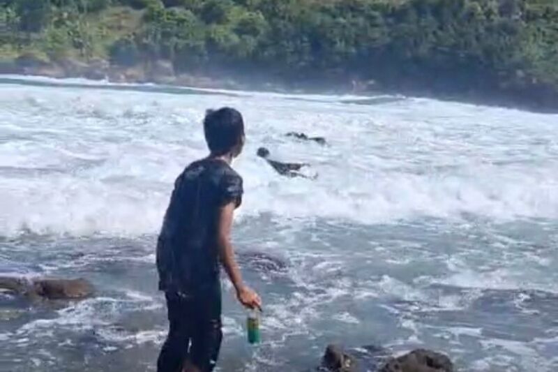3 Santri Terseret Ombak di Pantai Pangi Blitar saat Outing Class, Satu Korban Hilang 1 Pantai Pangi.