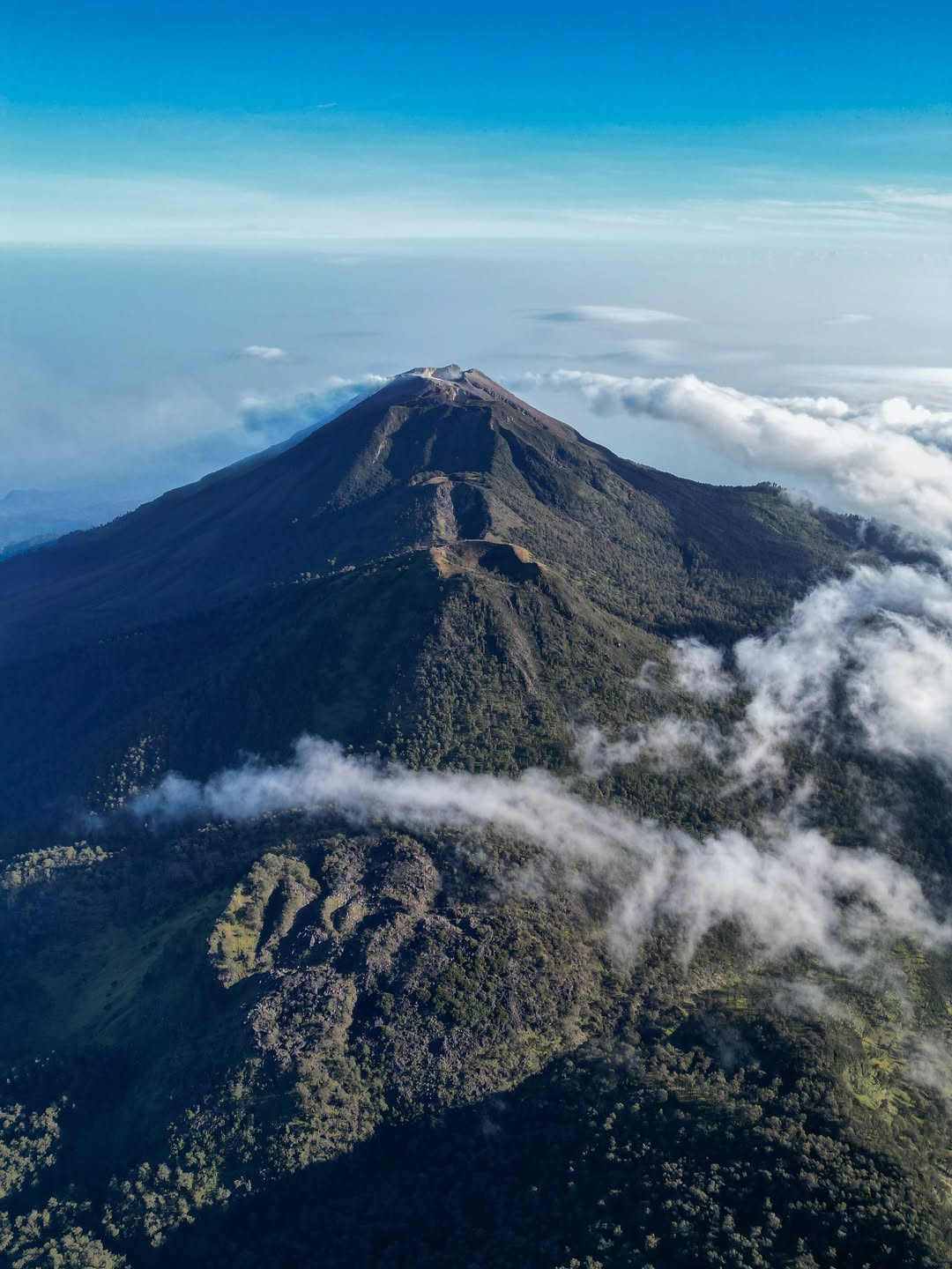 Gunung Jawa Timur Pemula Wajib Daki: View Oke, Track Nggak Nyiksa 5 Gunung Jawa Timur terbaik.
