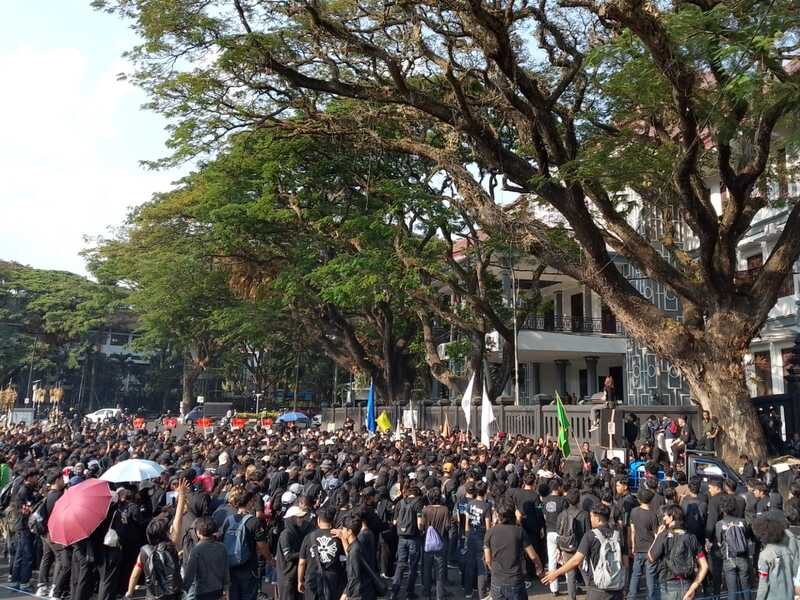 Gelombang Demo Mahasiswa di Malang Bentangkan Spanduk "Indonesia Gawat Darurat", Soroti BBM hingga MBG 2 Demo mahasiswa di Malang.